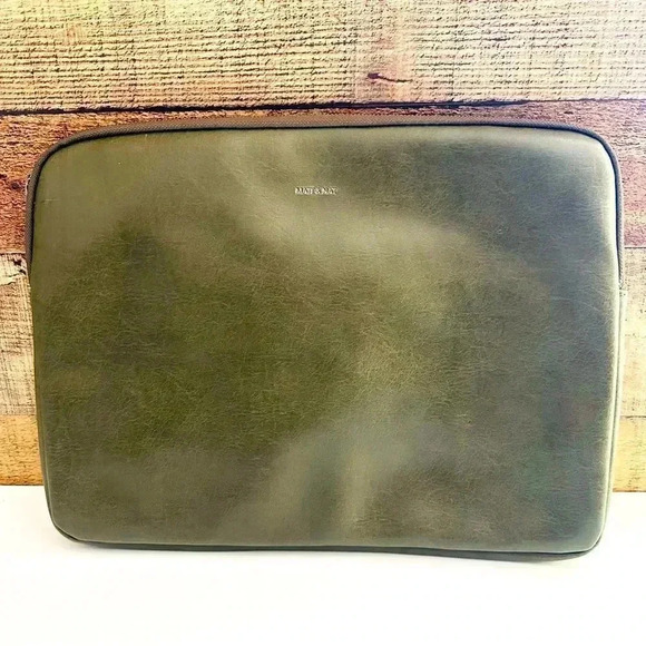 NWOT Matt & Nat 15" Vegan Laptop Case -
Vintage - Olive - Picture 2 of 9